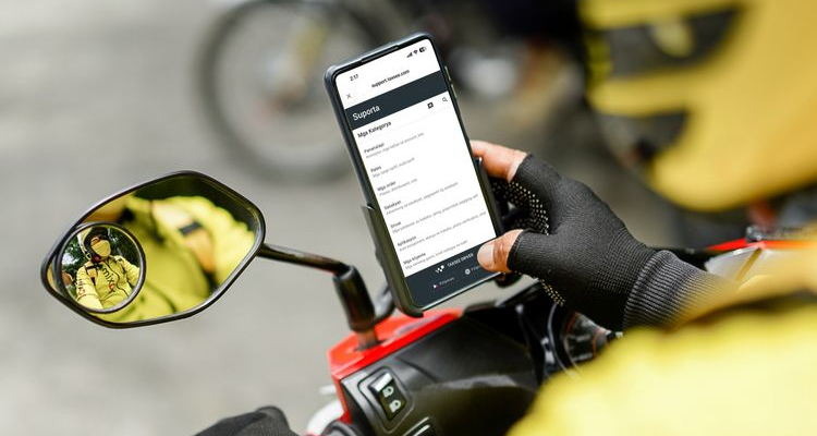 Maxim driver checking the Taxsee Driver support page in Filipino on a phone